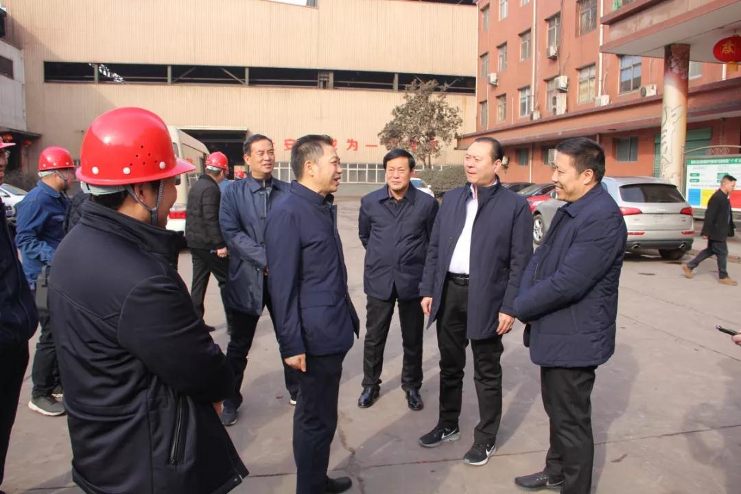 县领导与董事长朱书成亲切交谈